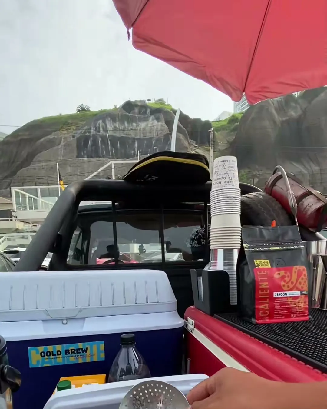 La camioneta de Fiera con la sombrilla roja en el estacionamiento de Makaha