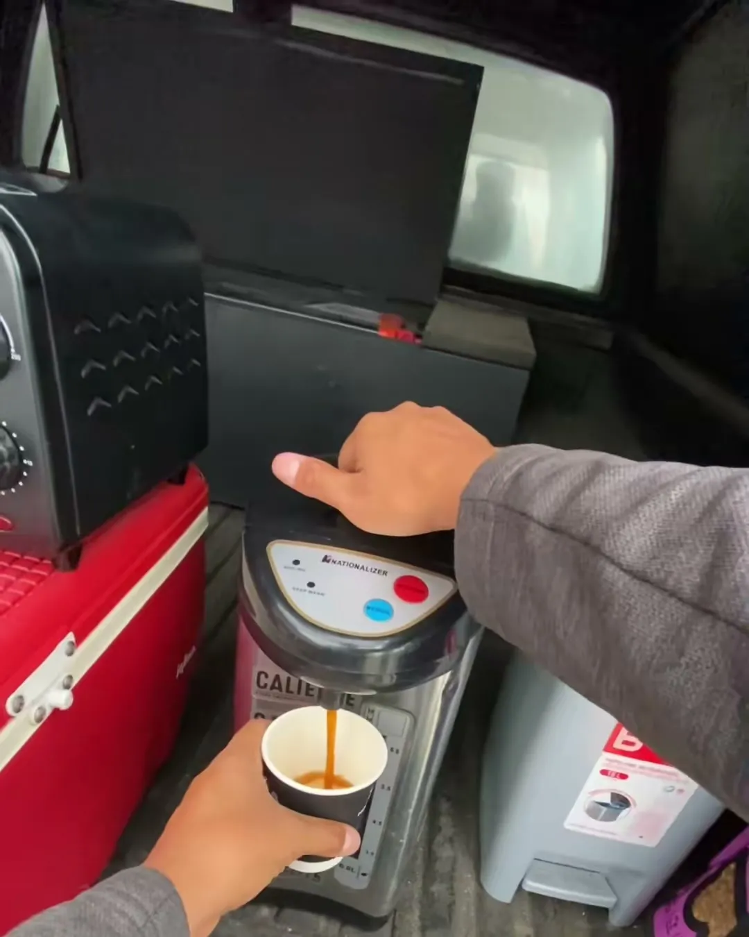 Café de especialidad servido de la máquina en la camioneta