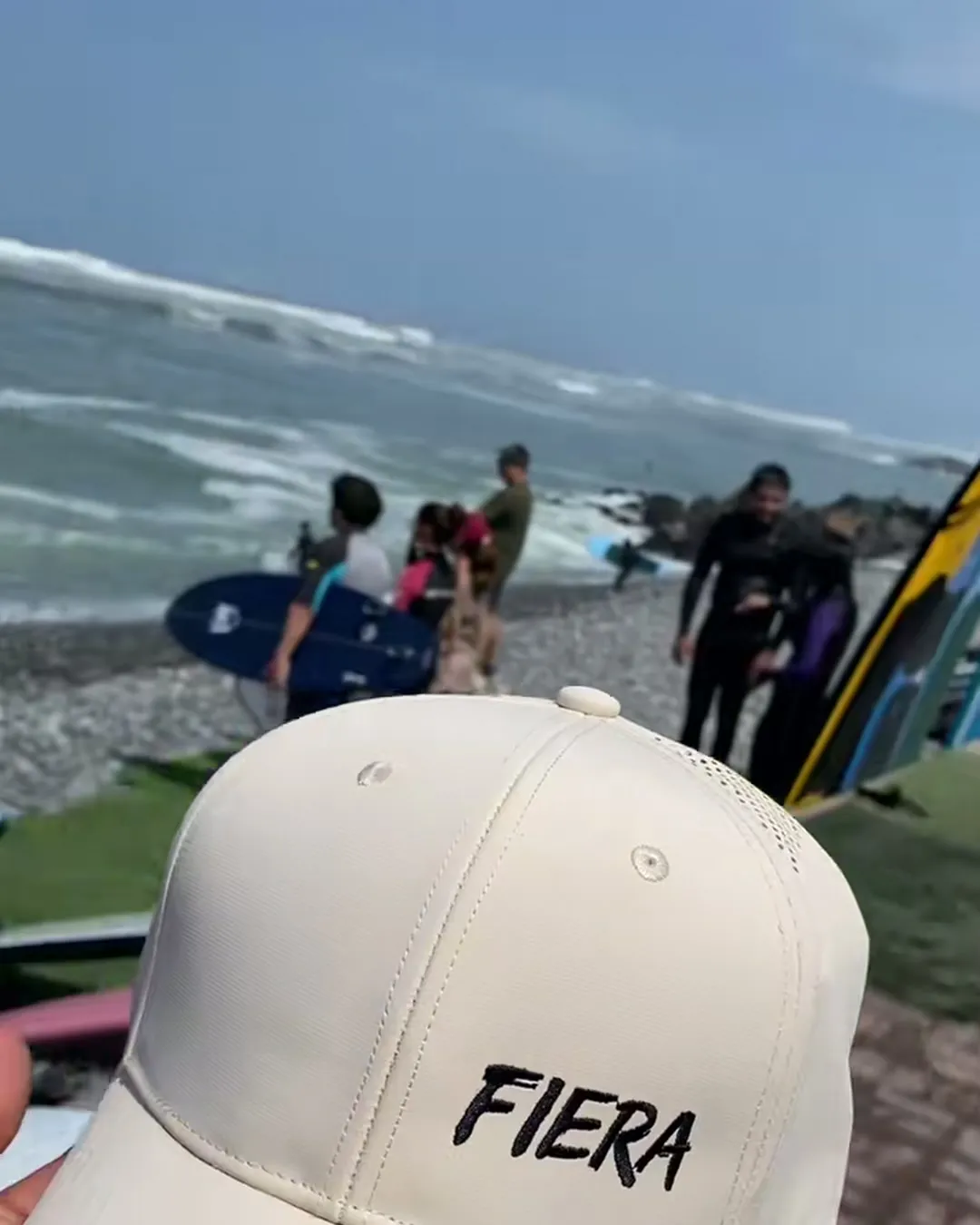 Gorra crema FIERA con el mar de Makaha detrás