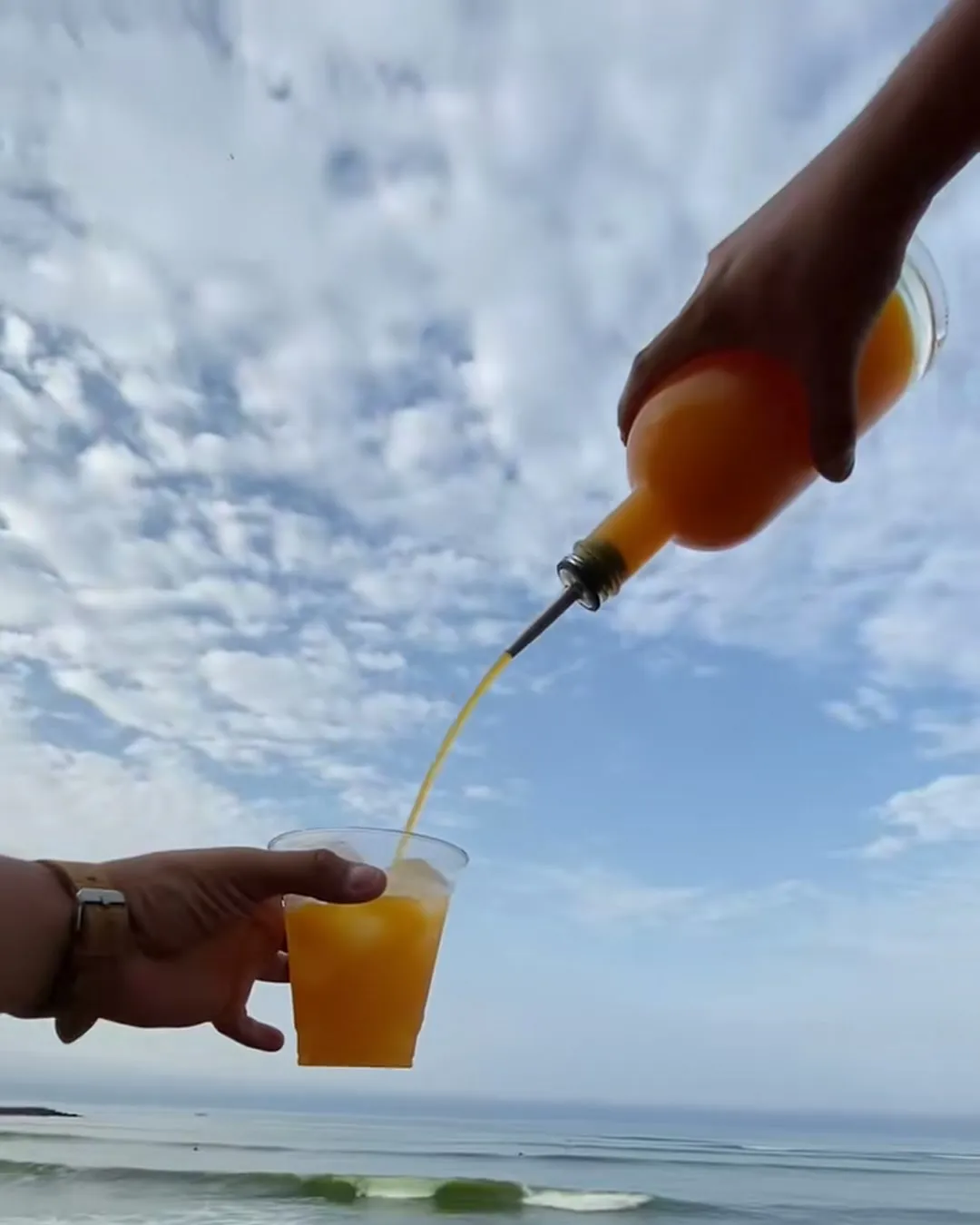 Maracuyá cold brew servido frente al mar