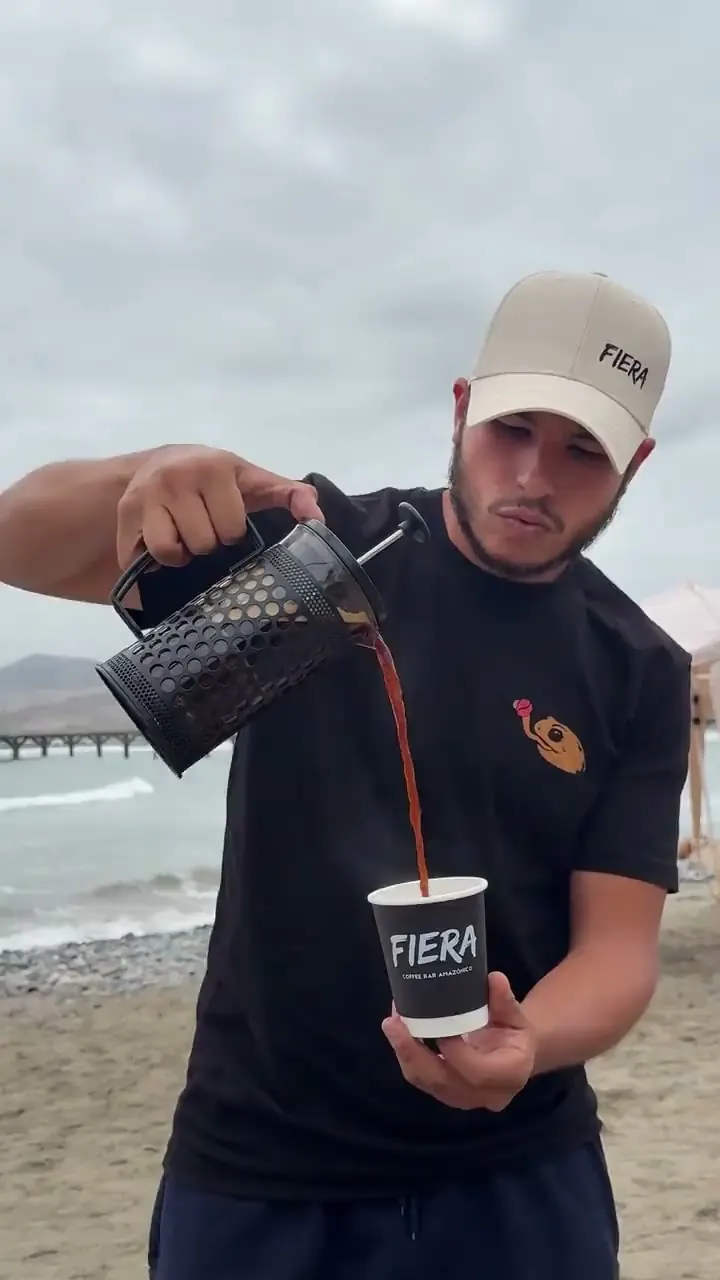 Café de especialidad vertido de una prensa francesa a un vaso Fiera