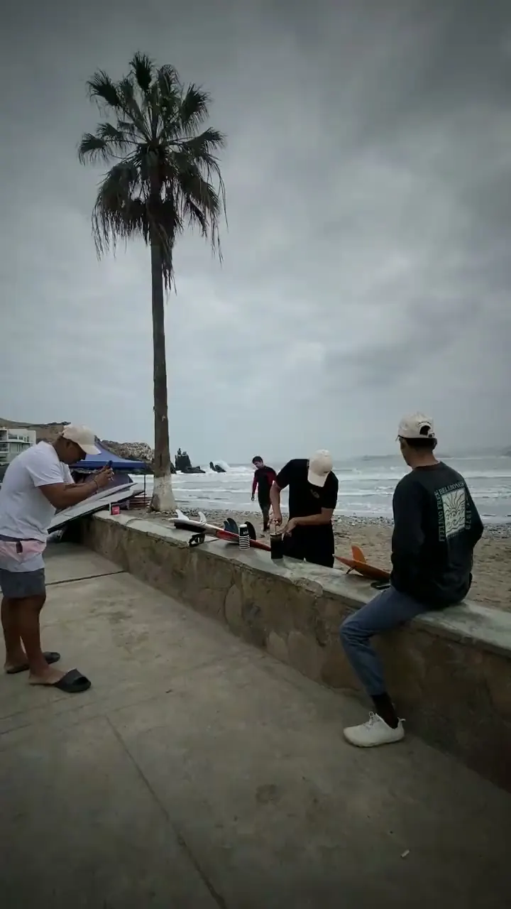 El grupo prepara las tablas en la orilla